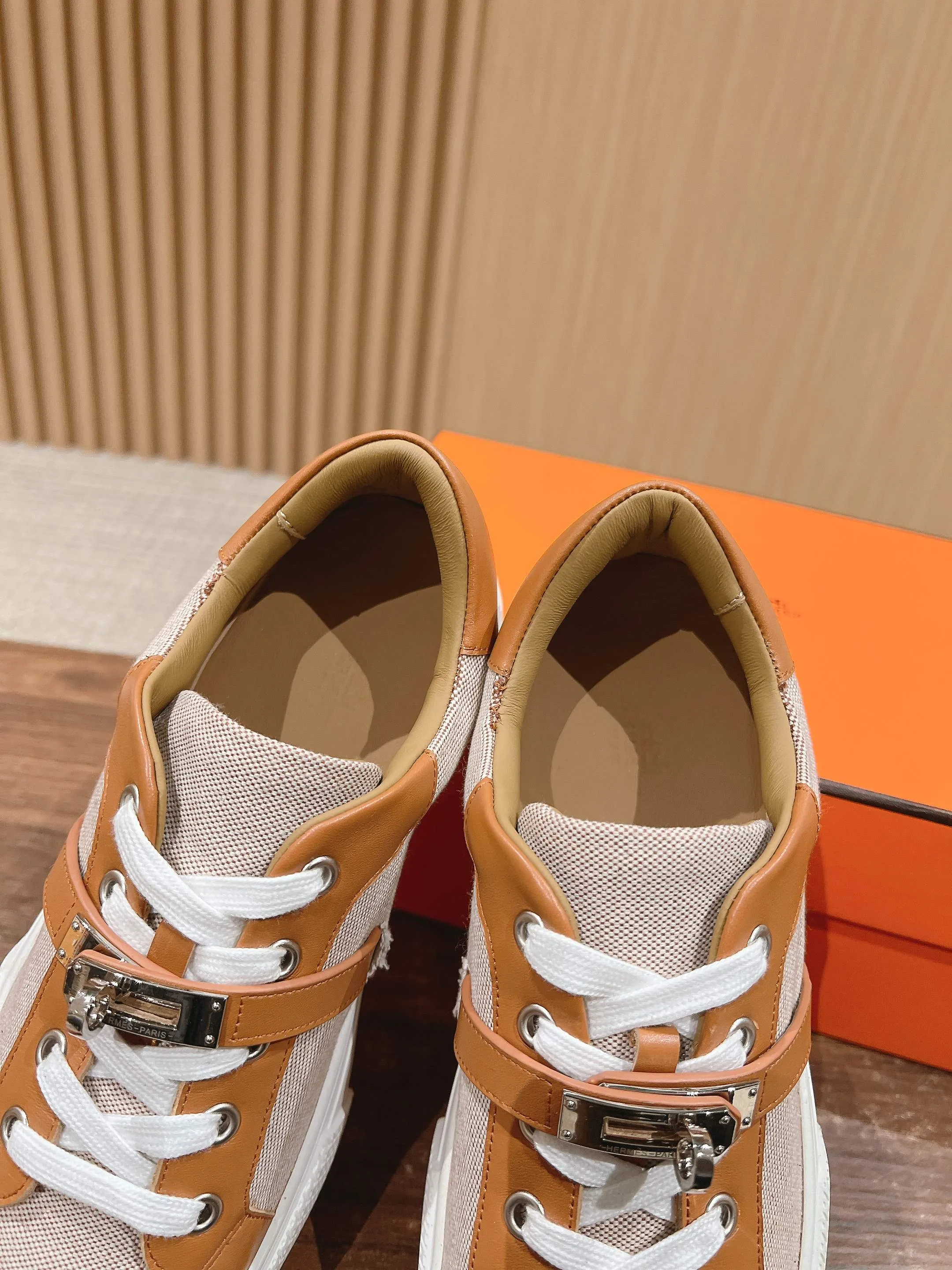 👟👟Ex-factory price 520👟👟 [Cloth cover] 🍓𝐇𝐄𝐑𝐌𝐄𝐒 Hermès classic couple model #𝐊𝐞𝐥𝐥𝐲 buckle casual white shoes skateboard shoes, no shoes collision at all, full of unknown Hermès It’s rare to find flat casual shoes, and they come with classic palladium-plated Kelly shoe buckles! People will fall in love with it at first glance. It is very versatile ~ you can wear it with skirts and pants at will. 🉑️Close your eyes and look super noble. ❥ MATERIAL Specific cowhide/canvas material, sheepskin lining, original molded TPU outsole Size: 35-44